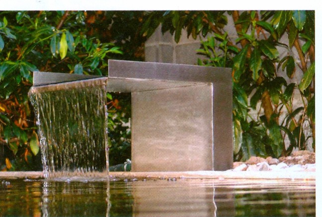 Eleganter Wasserfall aus Chromstahl